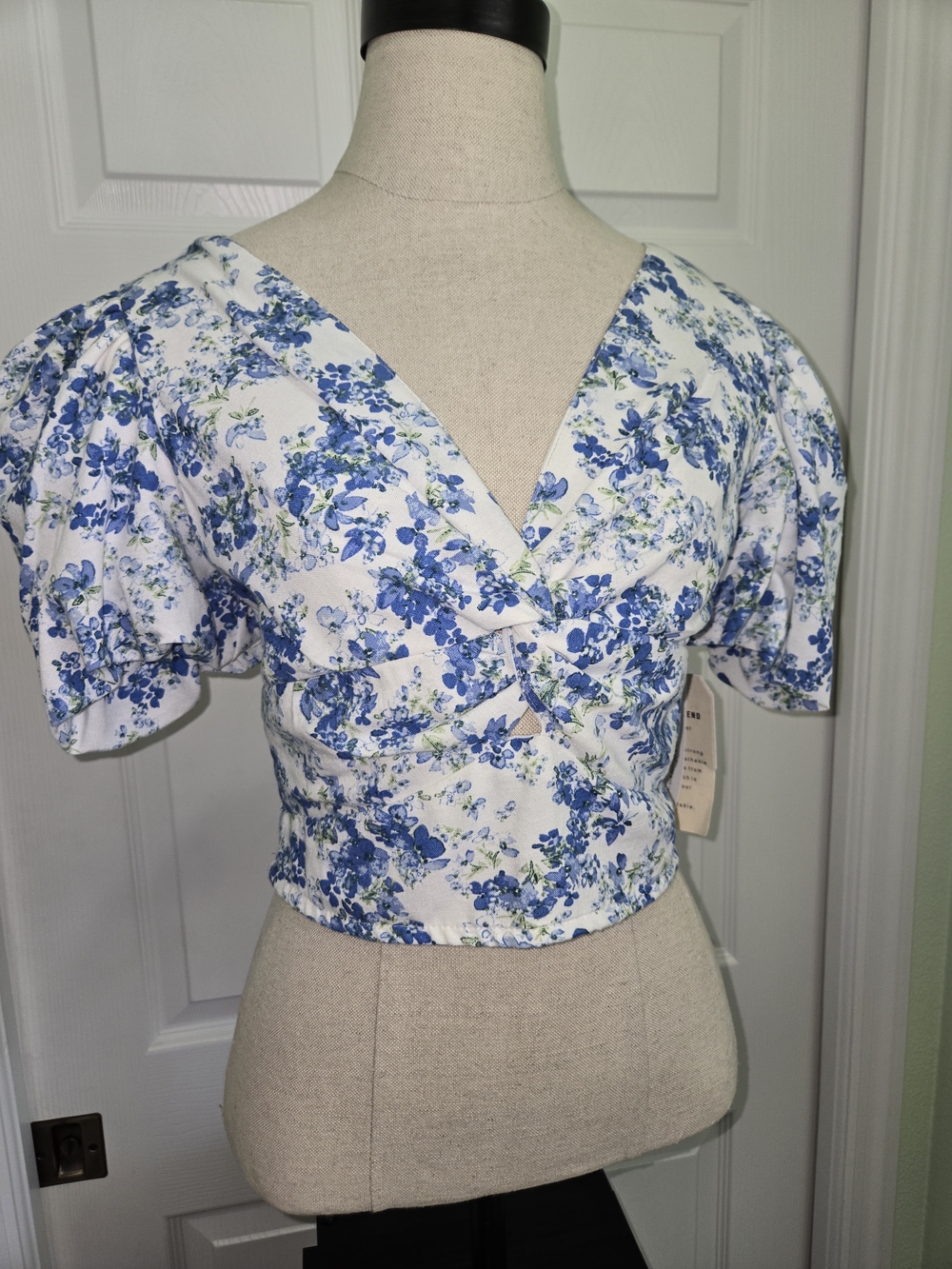 NWT Blue Floral V-Neck Puff-Sleeve Crop Top Cottage Prairie Farmhouse